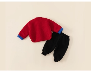 Vue détaillée à plat de l'ensemble veste polaire enfant rouge et pantalon noir chaud