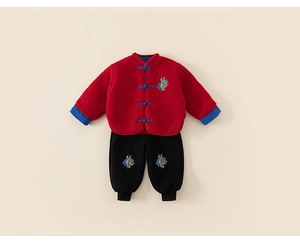 Détail de l'ensemble d'hiver en polaire rouge avec boutons chinois et broderie de dragon
