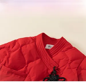 Detail der roten Steppjacke mit traditionellen chinesischen Knotenknoepfen und Kragen