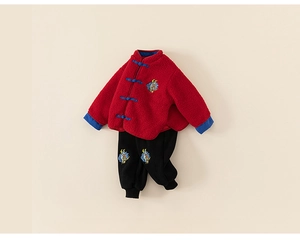 Vue détaillée de la veste en polaire rouge avec broderie de dragon chinois et nœuds bleus