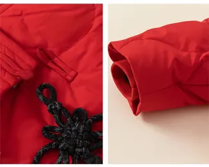 Detail einer roten chinesischen Daunenjacke mit traditionellem Knoten und Rippbündchen