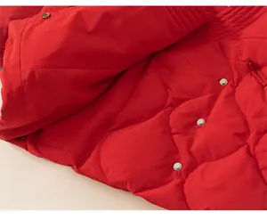 Detail einer roten gesteppten Winterjacke mit silbernen Druckknöpfen und Wellennähten