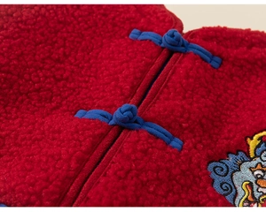 Détail de tenue d'hiver rouge pour enfant avec boutons chinois et broderie de dragon