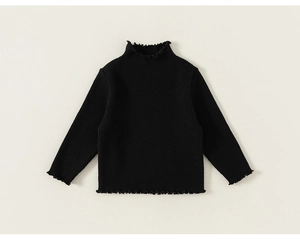 Detail van een zwarte gebreide kindertrui met ruisrandjes en een opstaande mock neck