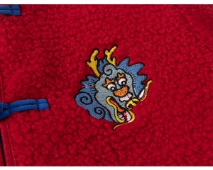 Détail du haut en polaire rouge avec broderie dragon et boutons chinois bleus