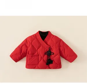 Detail der roten gesteppten Kinderjacke mit traditionellen Knoten und Quasten