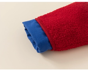 Détail de la manche en polaire rouge avec doublure bleue et poignets élastiques enfant