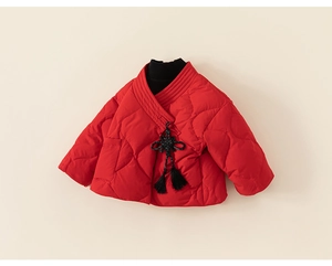 Detail der roten gesteppten Kinderjacke im chinesischen Stil mit schwarzem Posamentenknopf