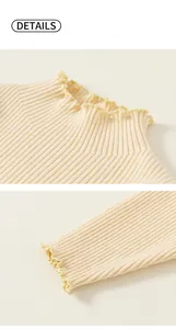 Detail van de beige geribbelde gebreide textuur en ruches aan de mock neck top voor kinderen