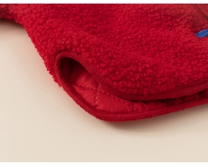 Vue détaillée du tissu polaire rouge et de la doublure en coton matelassé pour bébé hiver
