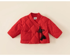 Detail der roten gesteppten Kinderjacke mit chinesischen Knebelknöpfen und Quasten