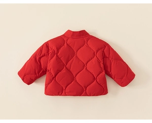 Rückansicht der gesteppten roten Baumwolljacke für Kinder mit klassischem Kürbismuster