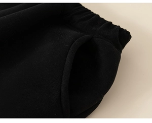 Détail du pantalon d'hiver noir pour enfant avec taille élastique et poches latérales