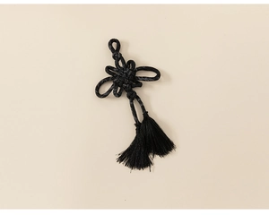 Detailaufnahme eines handgefertigten schwarzen chinesischen Knotens mit eleganten Quasten
