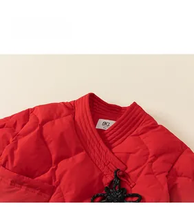 Detailaufnahme der roten gesteppten Kinderjacke mit traditionellem chinesischem Knotenverschluss