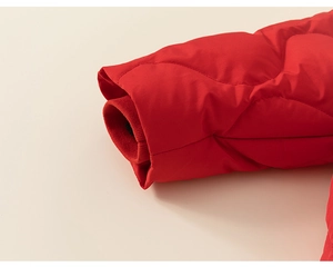 Detailansicht der roten Steppjacke mit winddichten Rippbündchen und feiner Verarbeitungsqualität