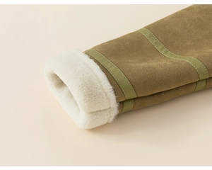 Dettaglio della manica in pelle scamosciata verde oliva con fodera in ecopelliccia bianca