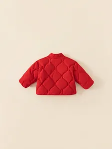 Rote gesteppte Winterjacke für Kinder mit Rautenmuster und warmem hohen Stehkragen