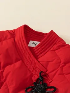 Rote Kinder-Steppjacke im chinesischen Stil mit traditionellen schwarzen Knebelknöpfen