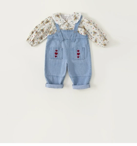 Detailansicht Mädchenhemd mit Spitzenkragen und Jeans-Latzhose mit Herz-Stickerei-Details