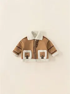 Giacca in camoscio per bambini con fodera in montone bianco e dettagli in pelle marrone