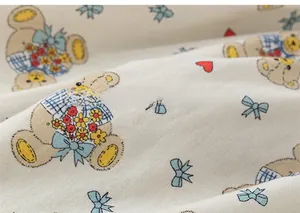 Detailansicht von cremefarbenem Baumwollstoff mit Vintage Teddybären und Blumenmuster