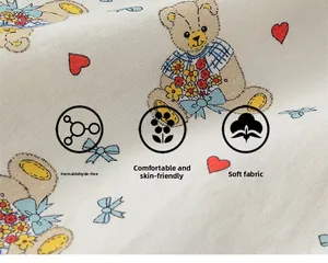 Detail von weichem Baumwollstoff mit Bärendruck und schadstofffreier Textilqualität