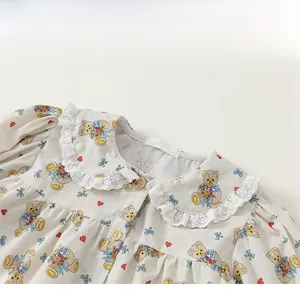 Detailansicht Mädchenhemd mit Spitzen-Puppenkragen und süßem Bären-Blumenmuster