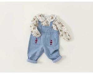 Detail von geblümtem Bären-Hemd mit Spitzenkragen und Herz-Denim-Latzhosen-Set