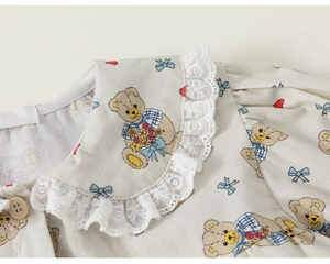 Detail eines Peter-Pan-Kragens mit Spitzenbesatz und Teddybär-Print auf beige Top