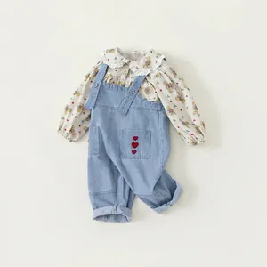 Kleinkinder-Set mit Langarmshirt mit Bärenprint und Jeanslatzhose mit Herzstickerei