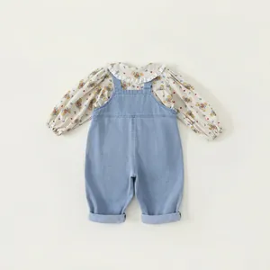 Mädchen Set mit langärmeligem Blumenhemd und blauer Denim-Latzhose, zweiteilig