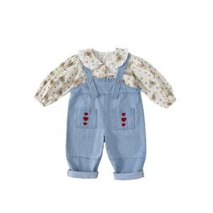 Herbst-Set für Mädchen: Langarmshirt mit Bärenprint und Jeans-Latzhose mit Herzen
