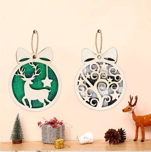 Details von Weihnachtsanhängern aus Holz mit Rentier und Baum auf kariertem Stoffhintergrund