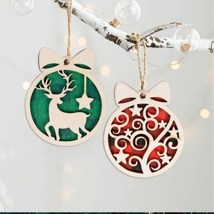 Detail von Weihnachtsanhängern aus Holz mit Rentier und Baum auf festlichem Karomuster