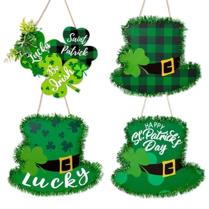 Quatre plaques suspendues St. Patrick avec trèfle et chapeau de nain décoratifs