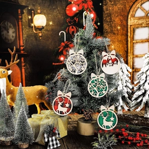5er-Set runde Weihnachtsanhänger aus Holz mit Rentier- und Schneeflockenmotiven