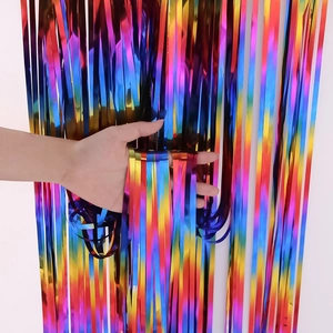 Détail du rideau de pluie arc-en-ciel irisé avec un effet de réflexion métallique