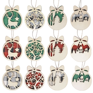 12er Set Weihnachtsanhänger aus Holz mit kariertem Stoff und Hirsch-Baum-Motiven