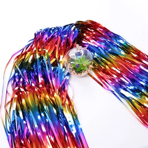 Détail du rideau de pluie laser arc-en-ciel avec effet dégradé métallique brillant