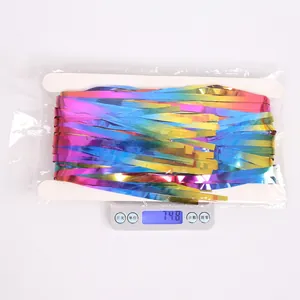 Gros plan de l'emballage du rideau à franges laser coloré sur une balance pesant 74,8g