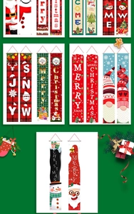 Detail van kerstbanners met kerstman, kabouters en elanden met houten ophangstokken
