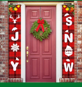 Detail van rood-zwarte kerstbanners met ruitpatroon en Joy en Snow tekst voor de veranda
