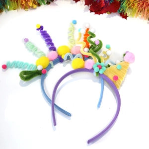 Kleurrijke DIY feestelijke haarbanden met pluche ballen en spiralen voor verjaardagen