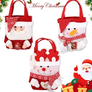 Dettaglio di sacchetti di Natale lavorati a maglia con Babbo Natale, pupazzo di neve e renna