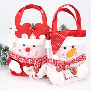 Sacchetti regalo natalizi in maglia con renna e pupazzo di neve su sfondo festivo