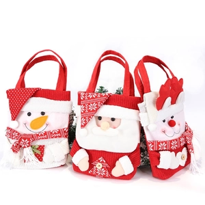Dettaglio di sacchetti regalo natalizi in maglia con applicazioni 3D di pupazzo di neve e Babbo