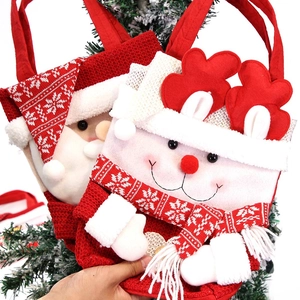 Sacchetti regalo di Natale lavorati a maglia con Babbo Natale e pupazzo di neve