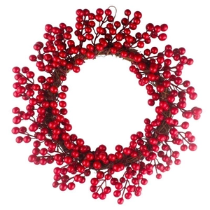 Couronne de Noël classique avec baies rouges denses sur base de vigne rustique