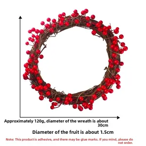 Détail d'une couronne de Noël de 30 cm avec baies rouges de 1,5 cm et base en vigne naturelle